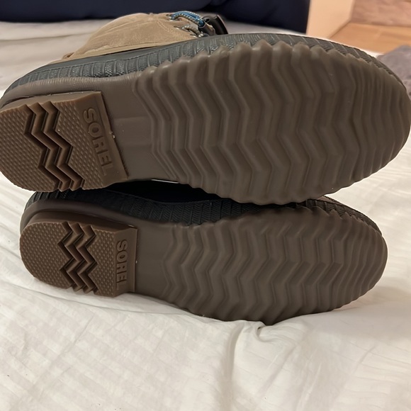 Sorel big Kids size 5 waterproof boots. - Picture 6 of 8